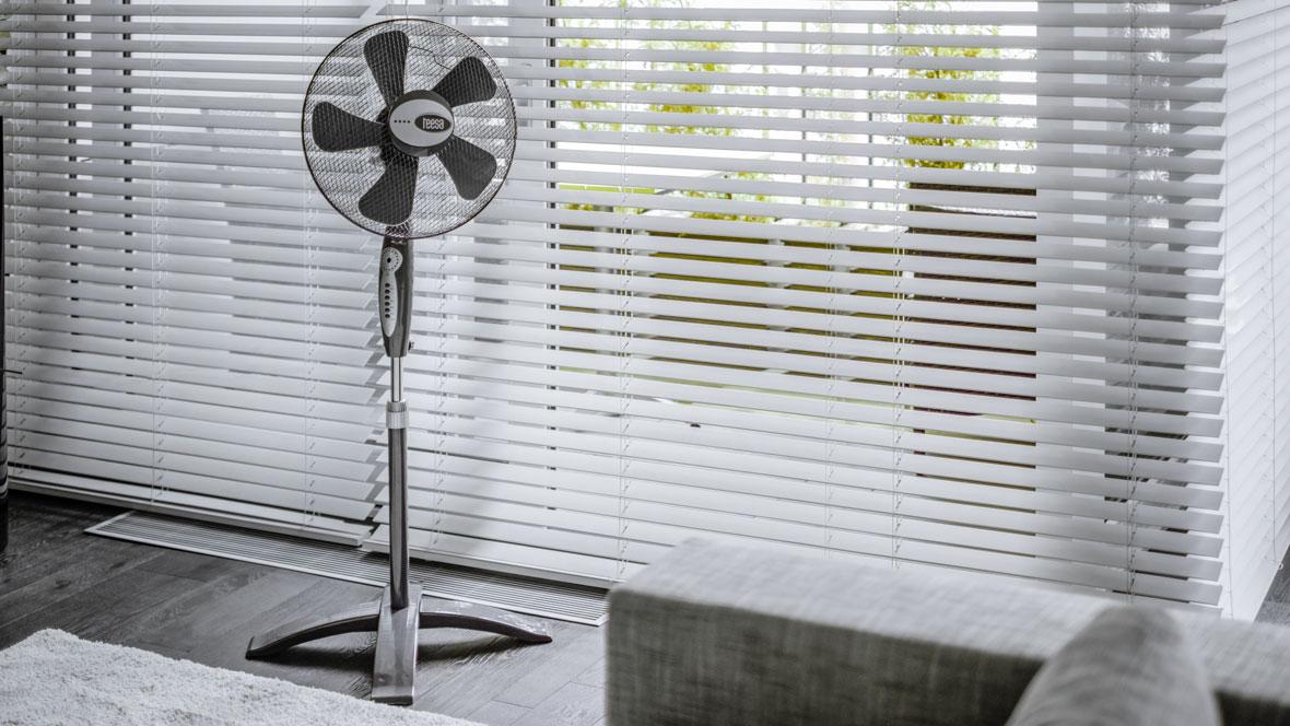 TSA8020 Álló ventilátor távirányítóval, grafit színű, időzítővel, 55W TEESA TSA8020 Álló ventilátor távirányítóval, grafit színű, időzítővel, 55W TEESA